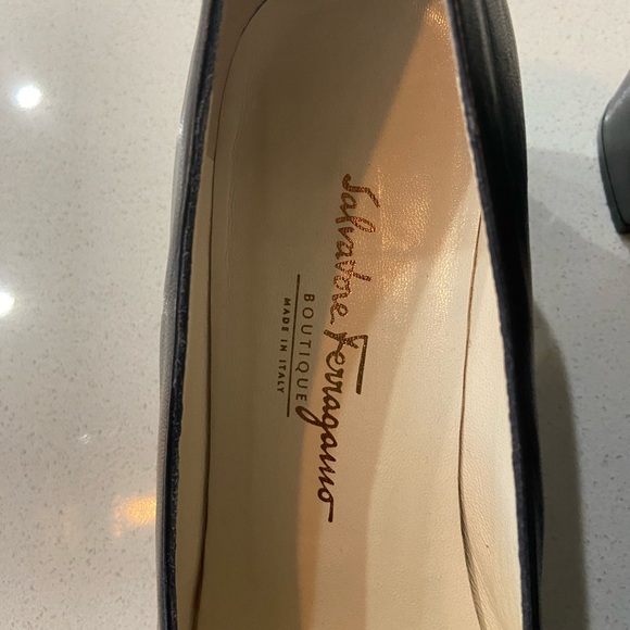 Salvatore Ferragamo Black Pumps EUC Size 8B - Picture 9 of 11